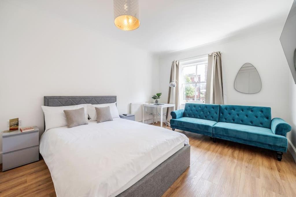 Vakantiehuis House 10 Mins To Tower Bridge Hot Tub & Parking Londen