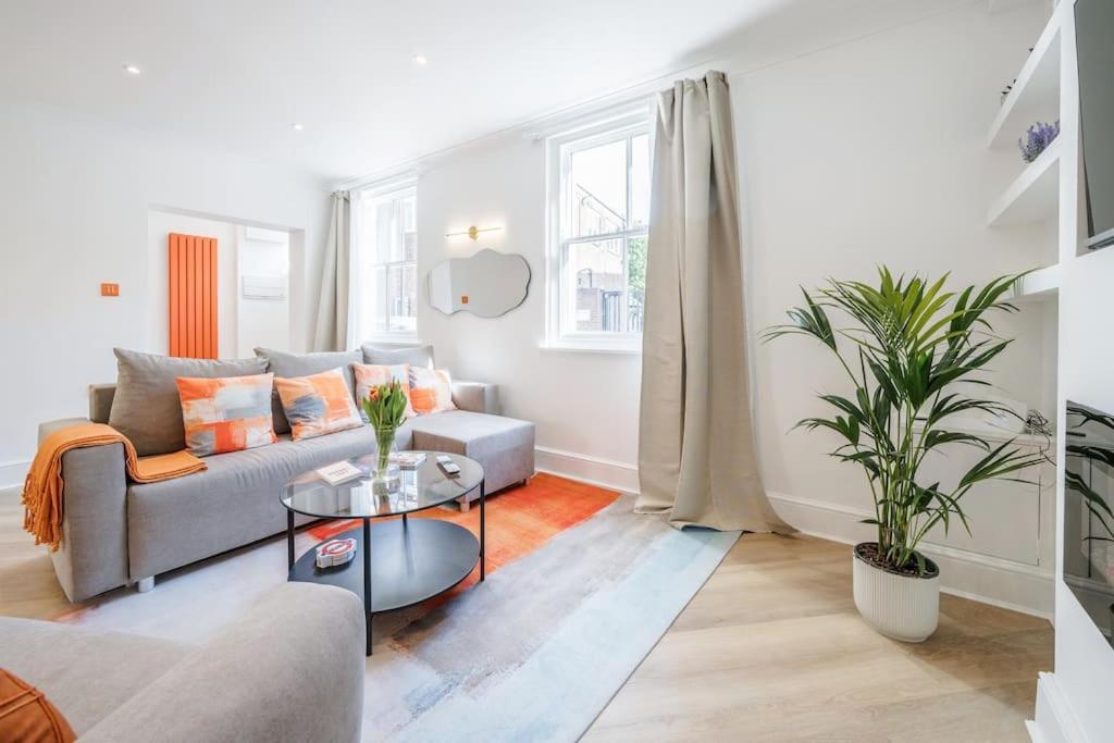 House 10 Mins To Tower Bridge Hot Tub & Parking Vakantiehuis Londen
