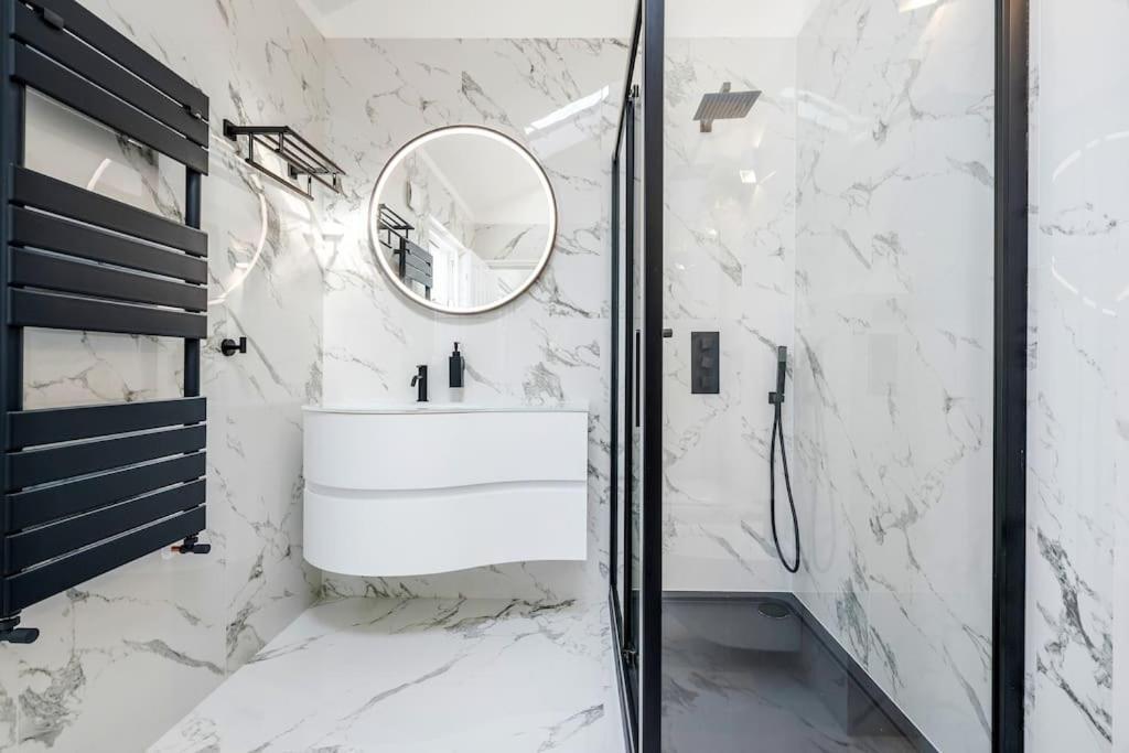 House 10 Mins To Tower Bridge Hot Tub & Parking Londen